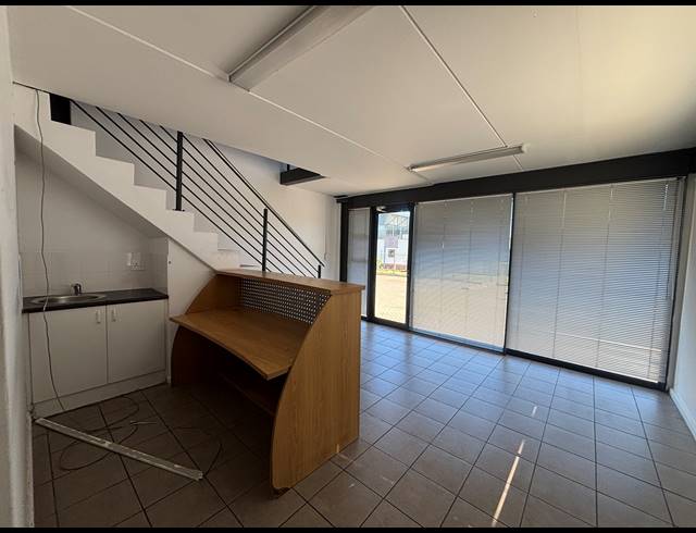 276M² WAREHOUSE TO LET IN SOMERSET WEST MALL TRIANGLE